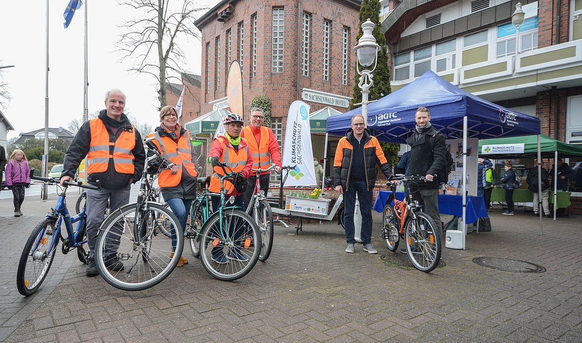 Sechs Personen stehen mit Fahrrädern vor der Stadtbibliothek Reinbek 